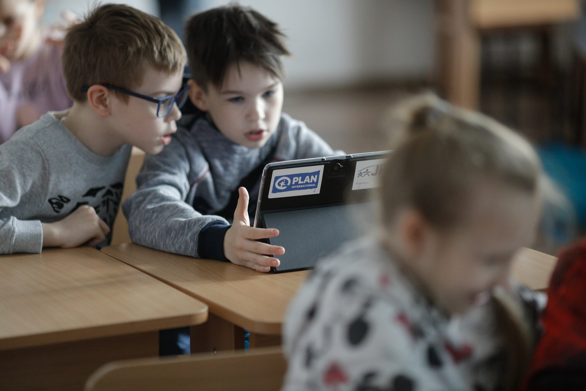 Deux enfants réfugiés apprennent en classe. 